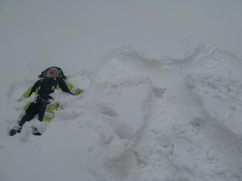 IMG_3468.JPG - Wojtek robi "aniołki" czy też "orzełki". Ten po prawej zrobił tata :)