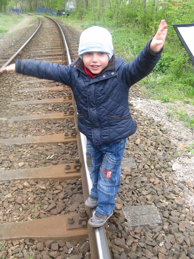 IMG_3645.JPG - Nie tak łatwo się utrzymać na takim torze. Że też ten szybobus się nie wywali!