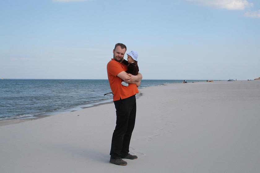 IMG_6363.JPG - Adaś był zdumiony, bo po raz pierwszy zobaczył morze. Nie mniej zdumione było morze, gdyż po raz pierwszy widziało Adasia! :)