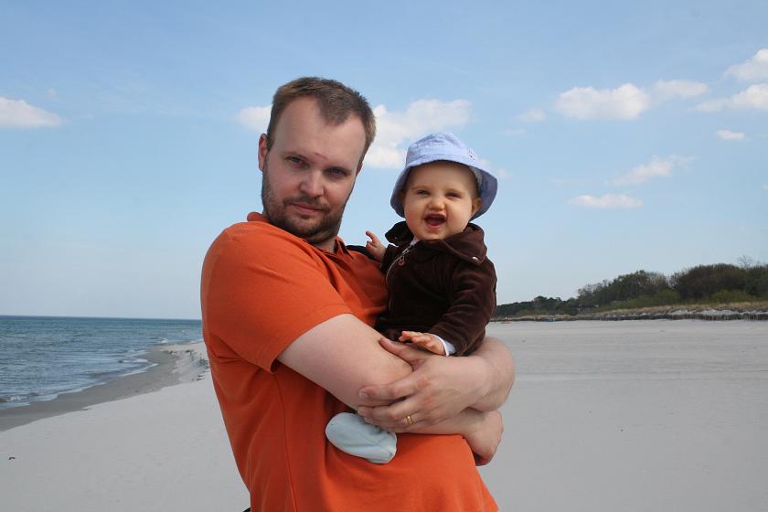 IMG_6365.JPG - Adaś był zdumiony, bo po raz pierwszy zobaczył morze. Nie mniej zdumione było morze, gdyż po raz pierwszy widziało Adasia! :)