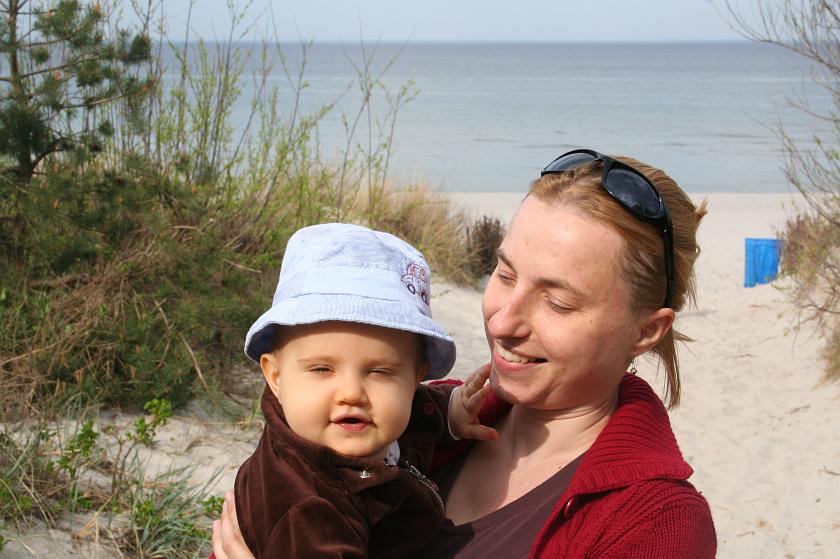 IMG_6390.JPG - Adasiek z mamą, a w tle Bałtyk