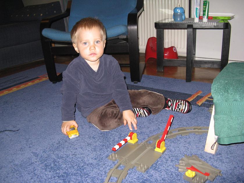 IMG_2144.JPG - Wojtek przy szlabanie