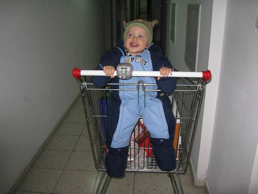 20081224-IMG_7163.JPG - Uwielbiam w�zek na zakupy.