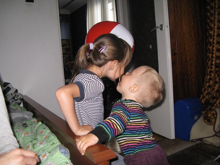 20090621-16-IMG_9360.JPG - Wojtuś, daj dzióbka Julce!