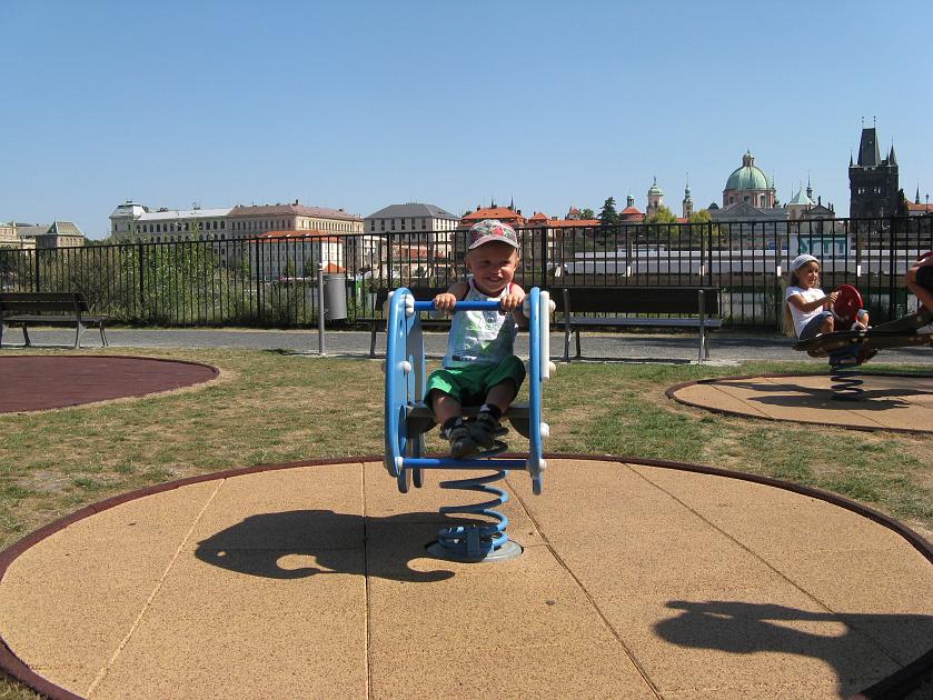 IMG_0497.JPG - Na placu zabaw pod Karluv Mostem