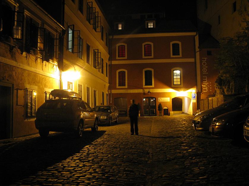 IMG_0741.JPG - Nasza ulica noc�, po lewej wida� nasze okna (te otwarte na 2. pi�trze)