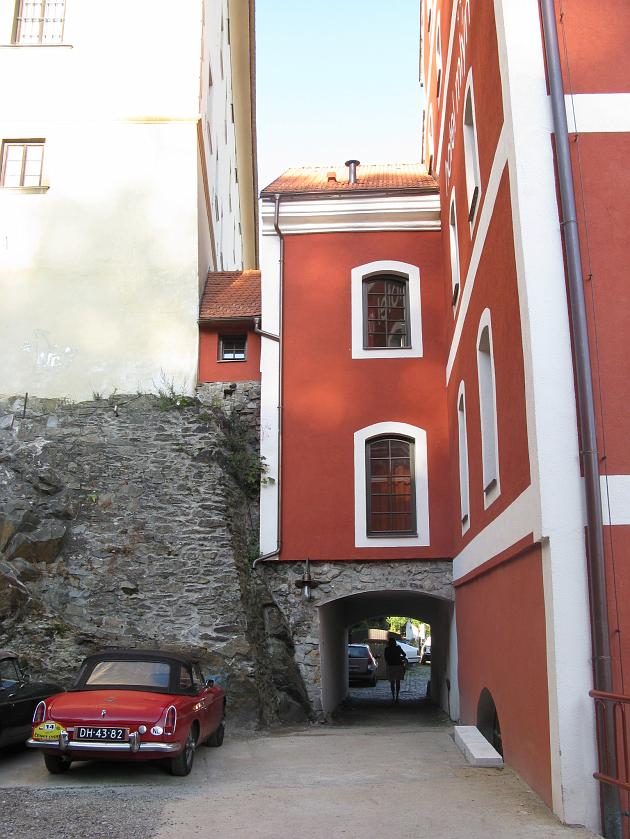 IMG_0877.JPG - Hotel Mlyn - przejscie na ulic� Parkan