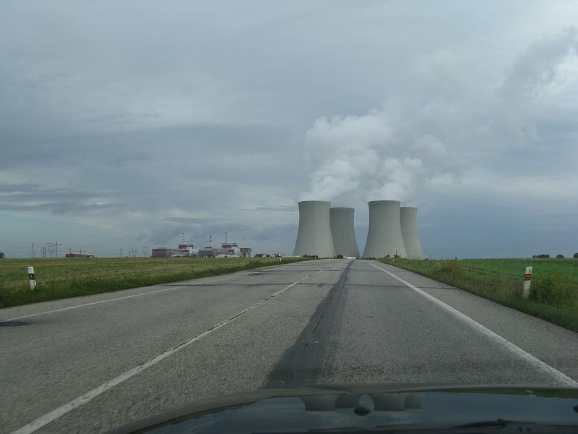 IMG_1073.JPG - Temelin z paru kilometr�w . . .