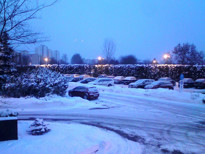 DSC02073.JPG - Zaspy na parkingu