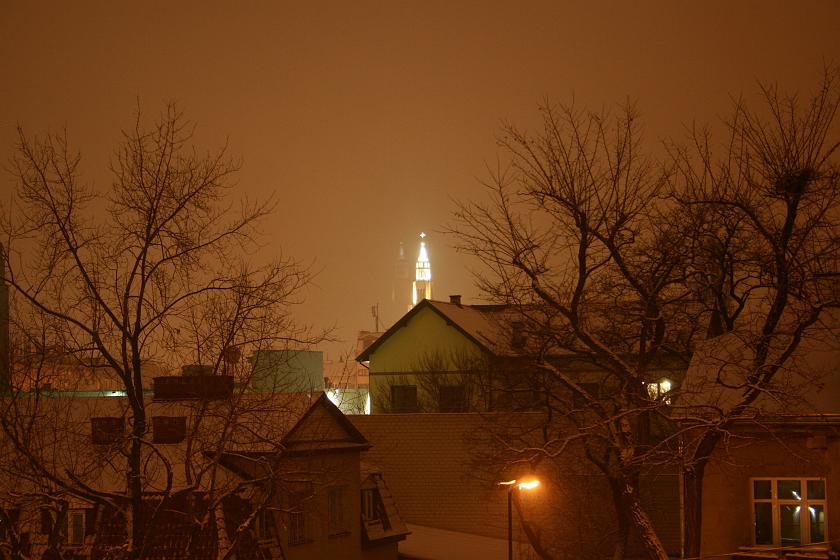 IMG_5063.JPG - Nad okolicą góruje ładnie oświetlony kościół na pl. Szembeka