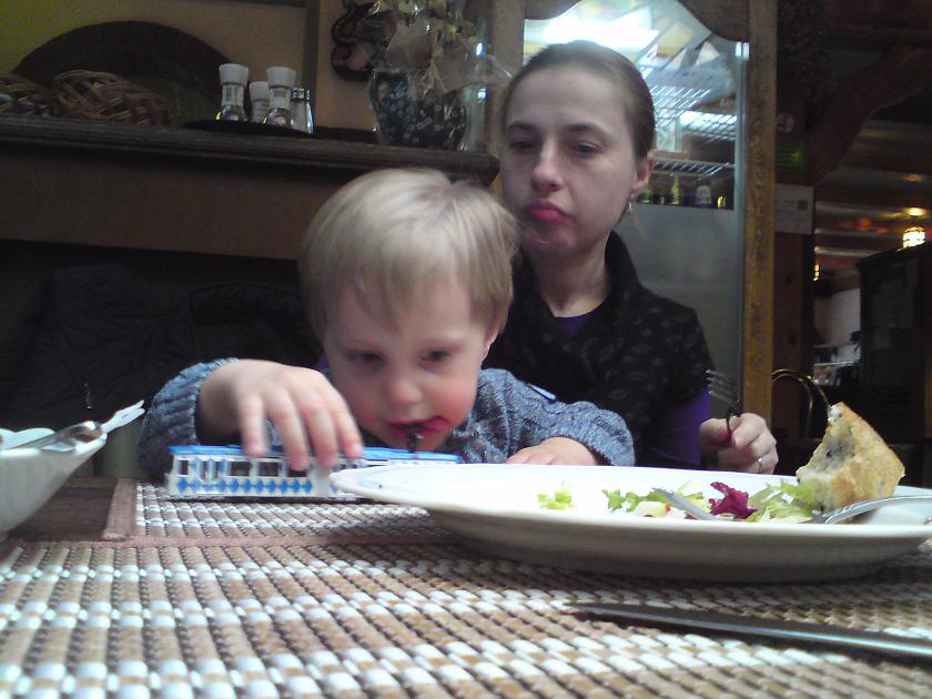 DSC01410.JPG - Obiad obiadem, ale tramwaj nr 26 jest najważniejszy!