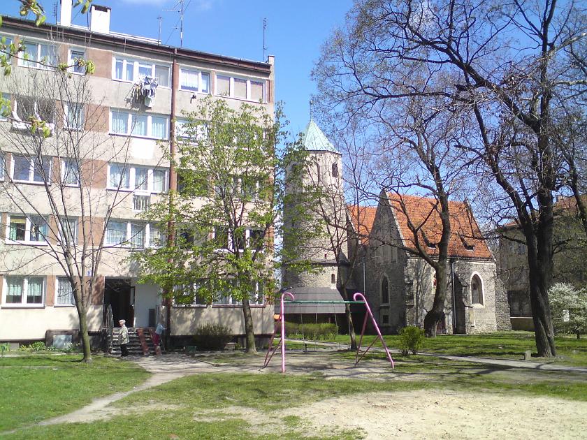 DSC01418.JPG - . . . oraz XX-wieczny blok, a w tle XII-wieczny kościół . . .