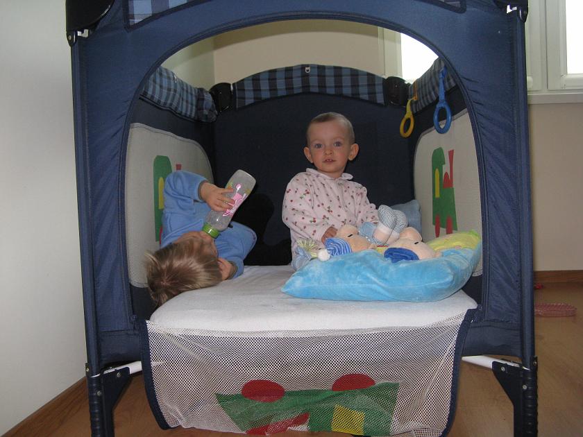 IMG_3568.JPG - Wspólna zabawa - Wojtek pije, Róża patrzy