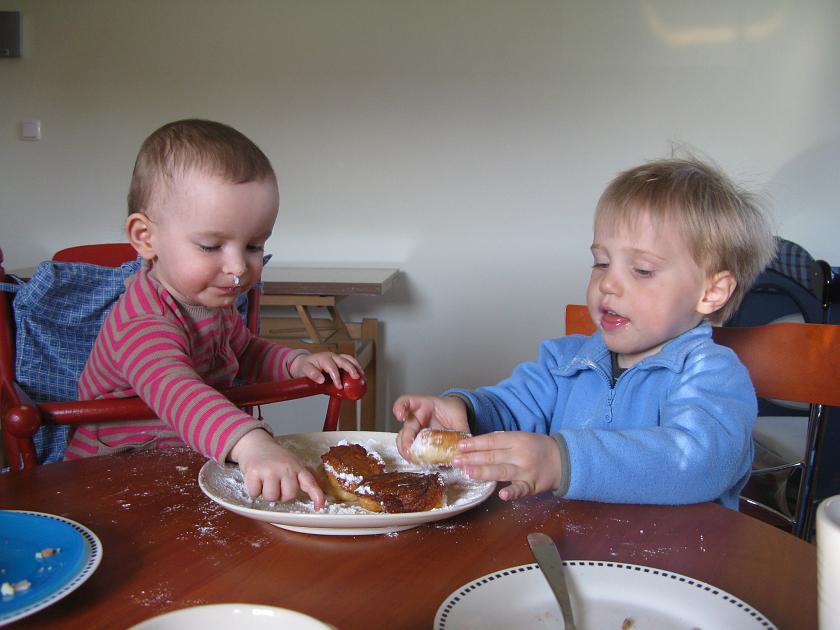 IMG_3576.JPG - Dzieciaki wyjadają cukier puder ("kudejpudej")