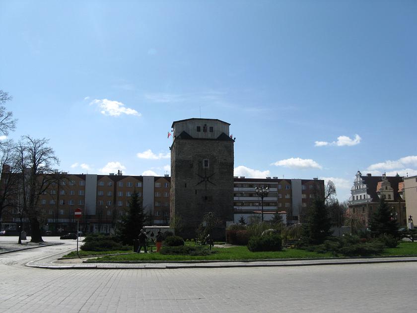 IMG_3621.JPG - Strzelin - tylko tu można na rynku zobaczyć XVI-wieczny ratusz na tle XX-wiecznego bloku . . .