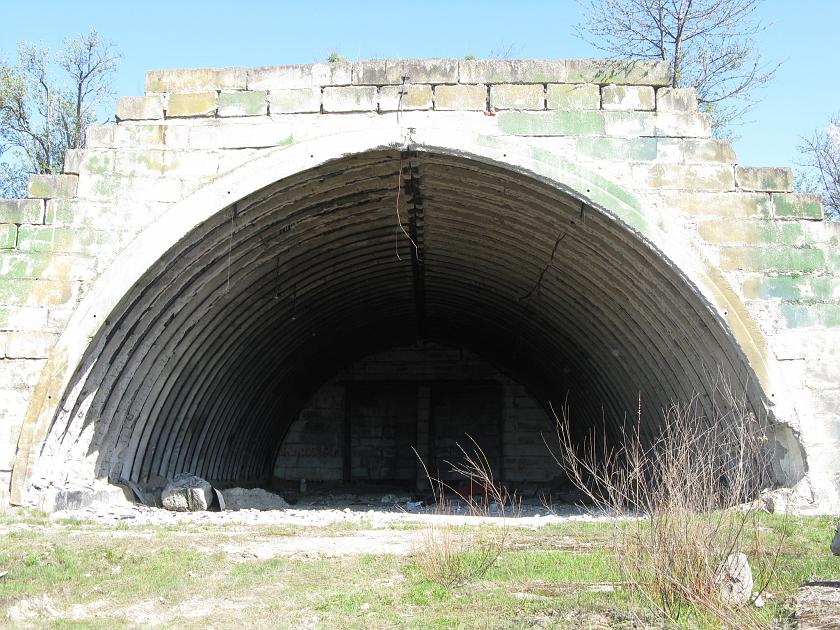 IMG_3805.JPG - Bunkier - pozostałość po rosyjskich wojskach w Skarbimierzu