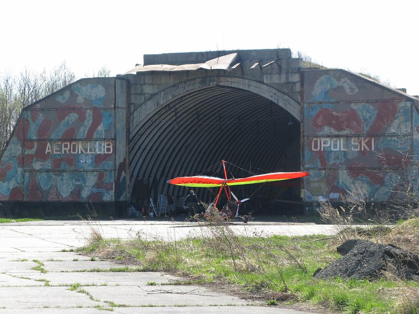 IMG_3809.JPG - Tutaj bunkier zaadaptowany na hangar Aeroklubu Opolskiego