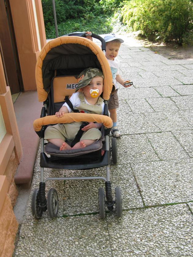 IMG_4689.JPG - Wojtek pomaga pchać wózek z Arturkiem na pokładzie