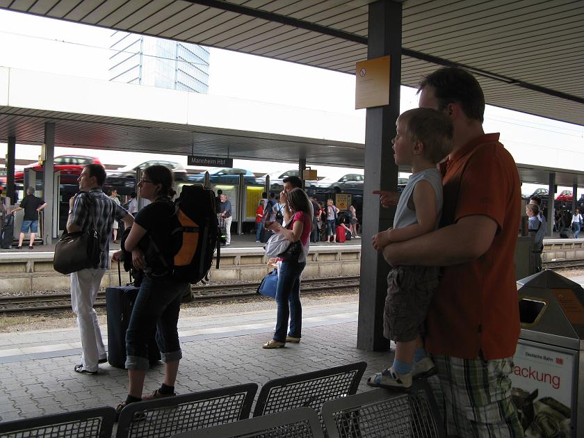 IMG_4765.JPG - A tutaj przejeżdża pociąg towarowy wiozący Ople