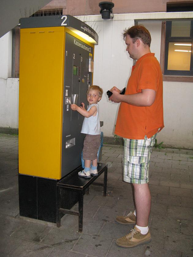IMG_4788.JPG - Wojtek płaci za parkowanie na przydworcowym parkingu w Mannheim