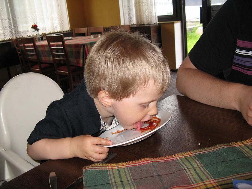 IMG_5280.JPG - Motorest gdzieś przy A1 niedaleko Jihlavy - Wojtek wylizuje keczup