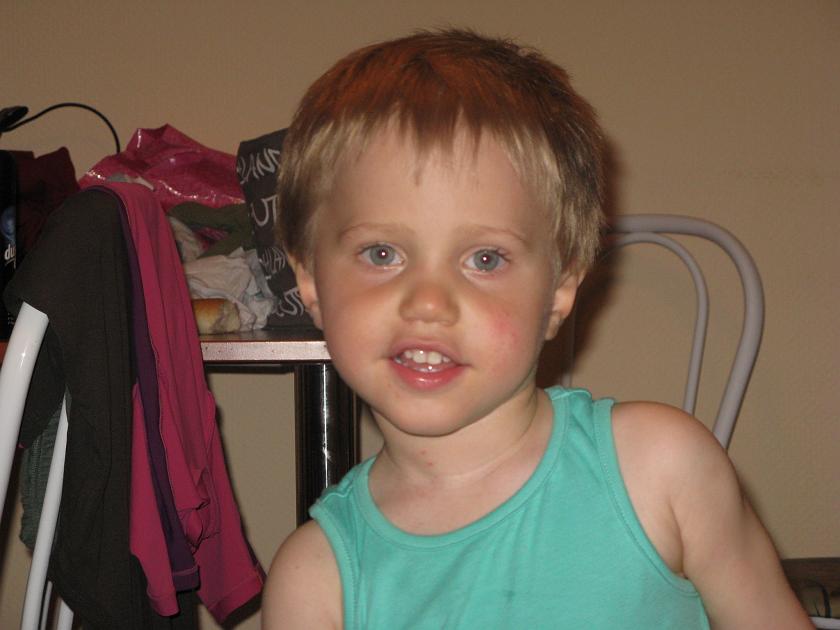 IMG_5526.JPG - Mały zadowolasek napływał się w basenie