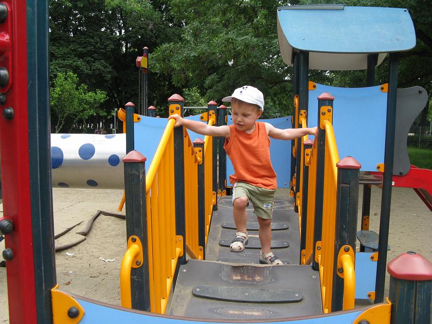 IMG_5586.JPG - Wojtek na rumuńskim placu zabaw