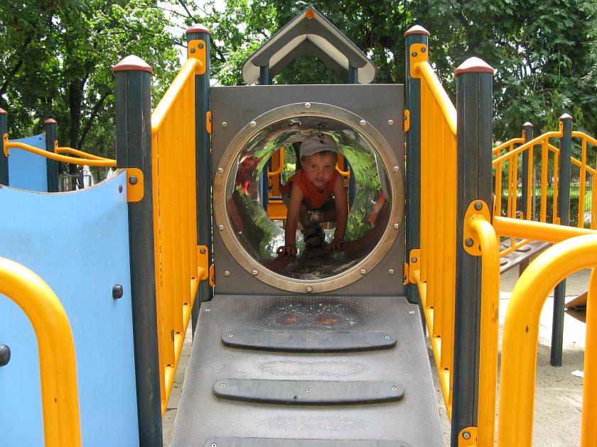 IMG_5591.JPG - Wojtek na rumuńskim placu zabaw