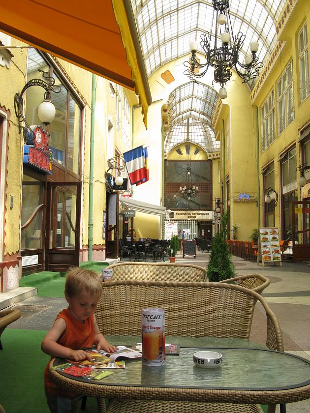 IMG_5673.JPG - Wojtek czyta menu w Hot Cafe Braserie w Palatul Vultutul Negru