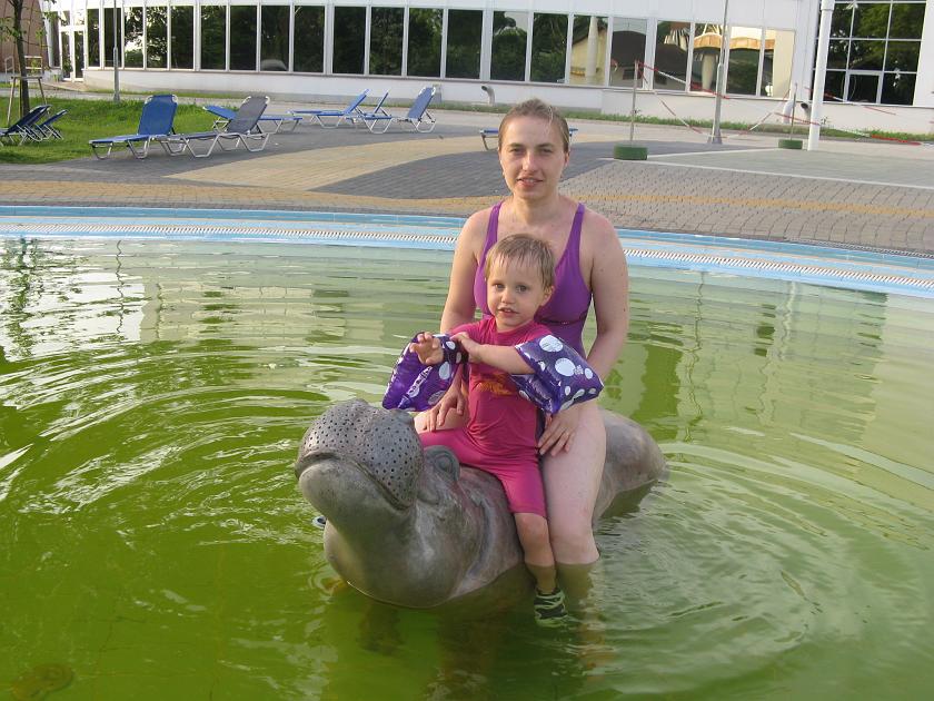 IMG_5757.JPG - Wojtek na wieczornym basenie