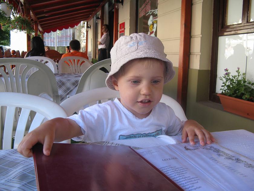 IMG_6052.JPG - Wojtek wybiera danie z menu w restauracji w Satoraljaujhely