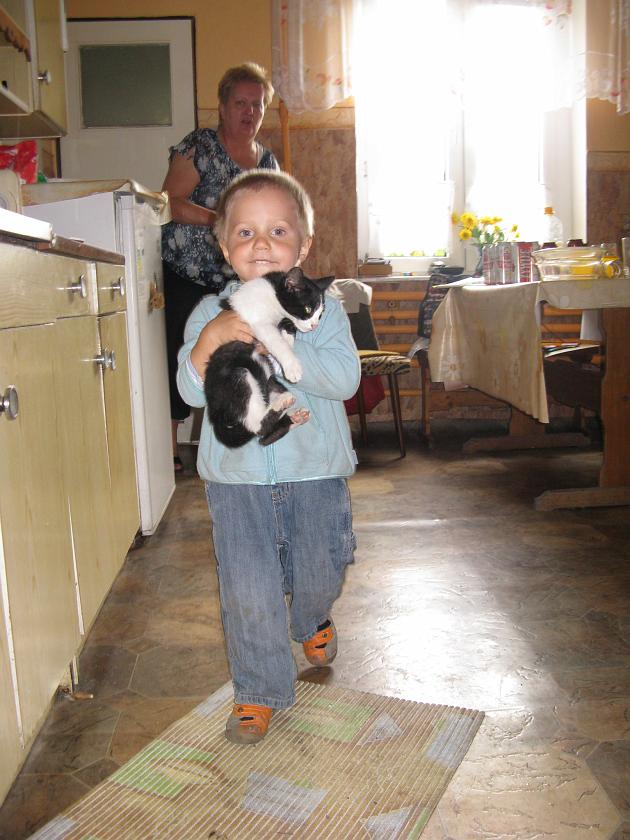 IMG_7389.JPG - "Wojtuś wyniesie kotka na podwójko!"