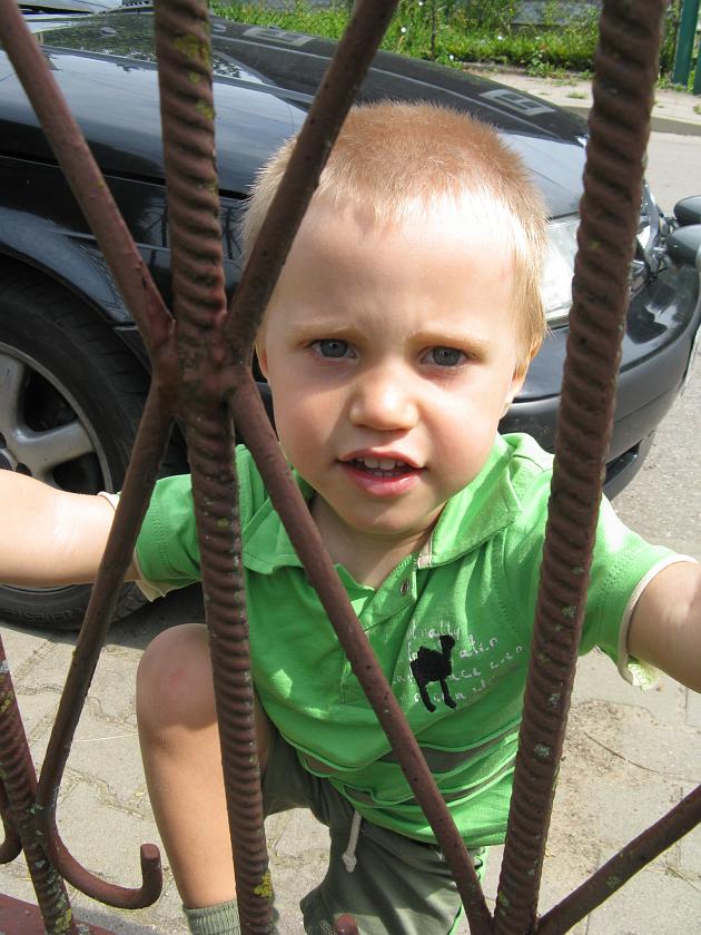 IMG_7460.JPG - A tutaj Wojtek przez furtkę