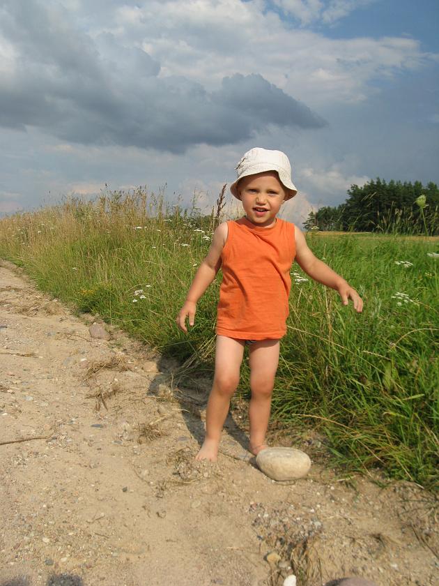 IMG_7543.JPG - Wojtek zbiera "kamyczki"