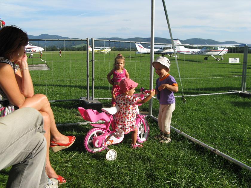 IMG_7851.JPG - A na lotnisku bawiliśmy się dzwonkiem w rowerze koleżanki