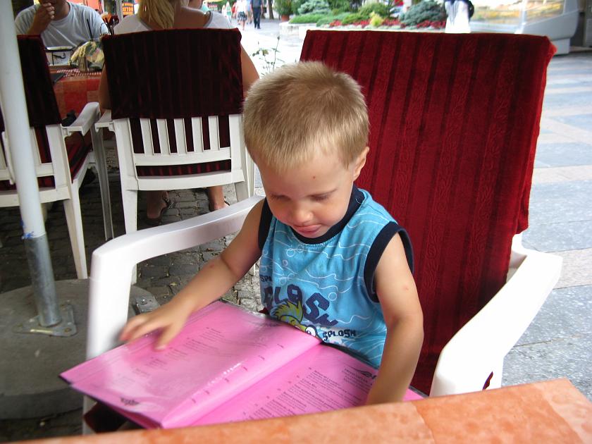 IMG_8042.JPG - Co tam dobrego mamy w menu? (przy deptaku w Keszthely)