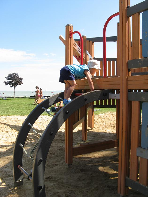 IMG_8549.JPG - Wdrapujemy się na zjeżdżalnię