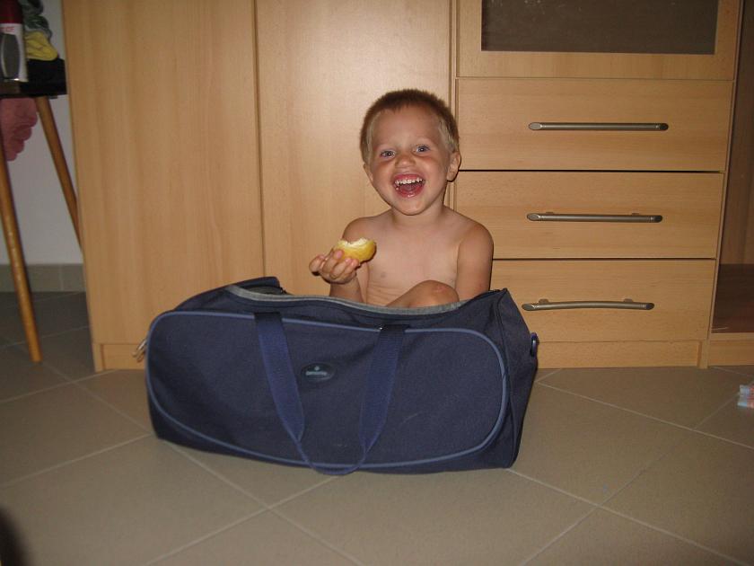 IMG_8939.JPG - A tu mały kotek chciał się schować w torbie