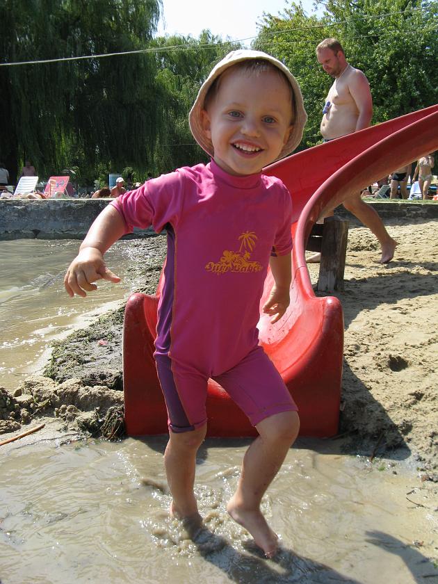 IMG_8979.JPG - Tata idzie po kolejne wiaderko, a Wojtek zasuwa do schodków