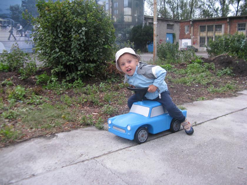 IMG_9300.JPG - Wojtek na Trabancie