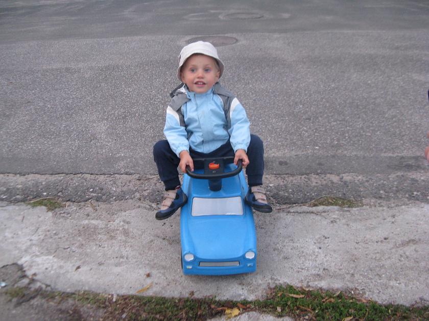 IMG_9302.JPG - Wojtek na Trabancie