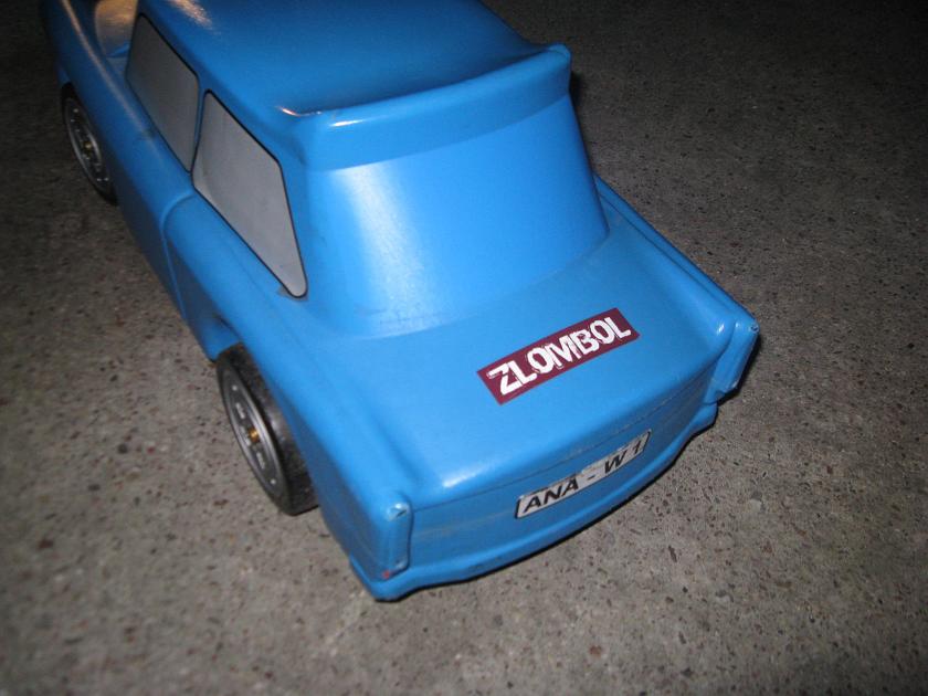 IMG_9324.JPG - Na swoim Trabancie też ma naklejkę Złombola