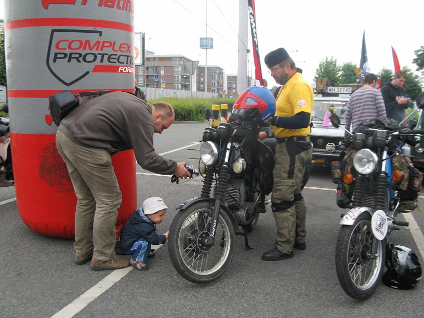 IMG_9359.JPG - Pomaga przygotować sprzęt przed wyruszeniem w trasę