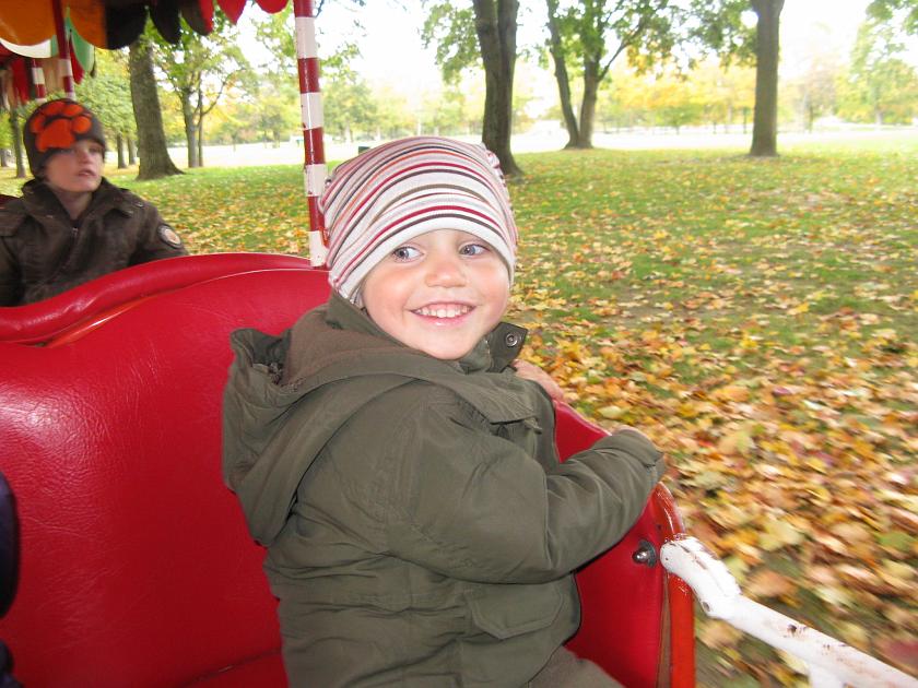 IMG_0013.JPG - Wojtek w kolejce w Volkspark Mainz