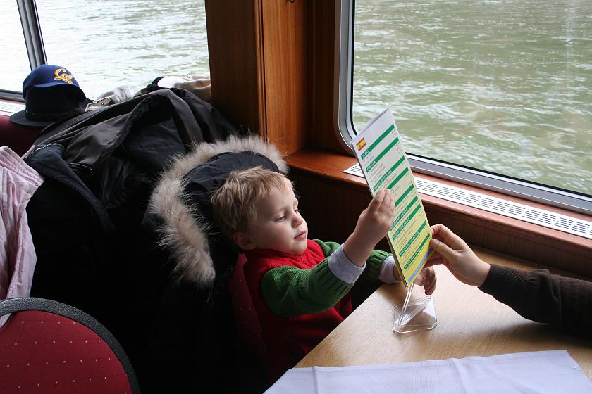 IMG_3818.JPG - Lekko zawiany Wojtek na statku - służbowo!