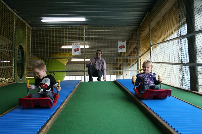 IMG_4160.JPG - Małgosia i Wojtek - wyścig na saneczkowej zjeżdżalni