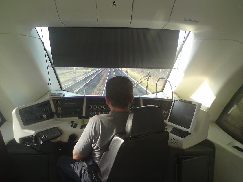 DSC02062.JPG - Zajrzeliśmy też panu maszyniście przez dziurkę do kabiny