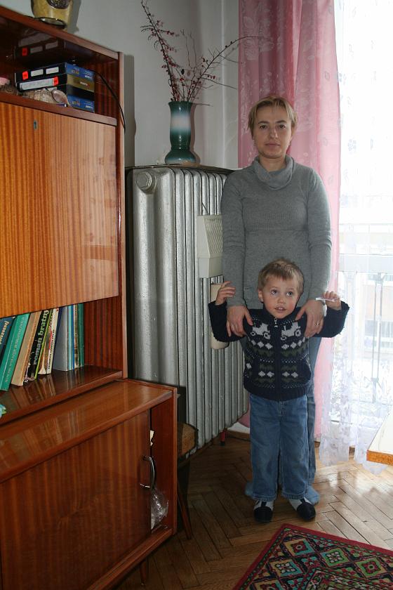 IMG_5081.JPG - Kultowe zdjęcie koło kaloryfera: tutaj z mamą