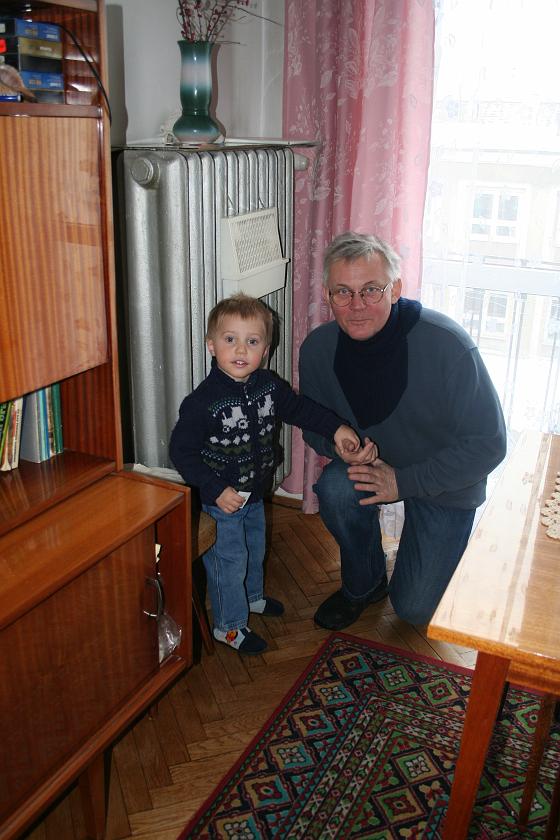 IMG_5083.JPG - Kultowe zdjęcie koło kaloryfera: tutaj z dziadkiem