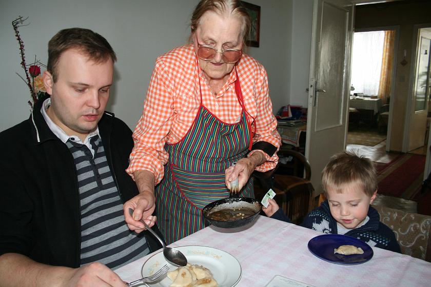 IMG_5100.JPG - Wszyscy jemy smaczne pierogi!